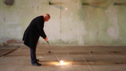 Stoisz na moim miejscu, 2010, wideo: 00:04:13, loop ed. 3 + 1 A.P., edycja 1/4