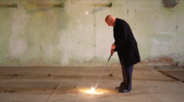 Stoisz na moim miejscu, 2010, wideo: 00:04:13, loop ed. 3 + 1 A.P., edycja 1/4
